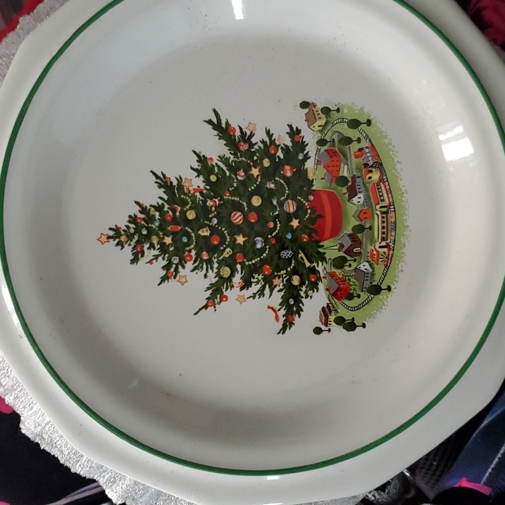 6 Pfaltzgraff Christmas Heritage luncheon plates